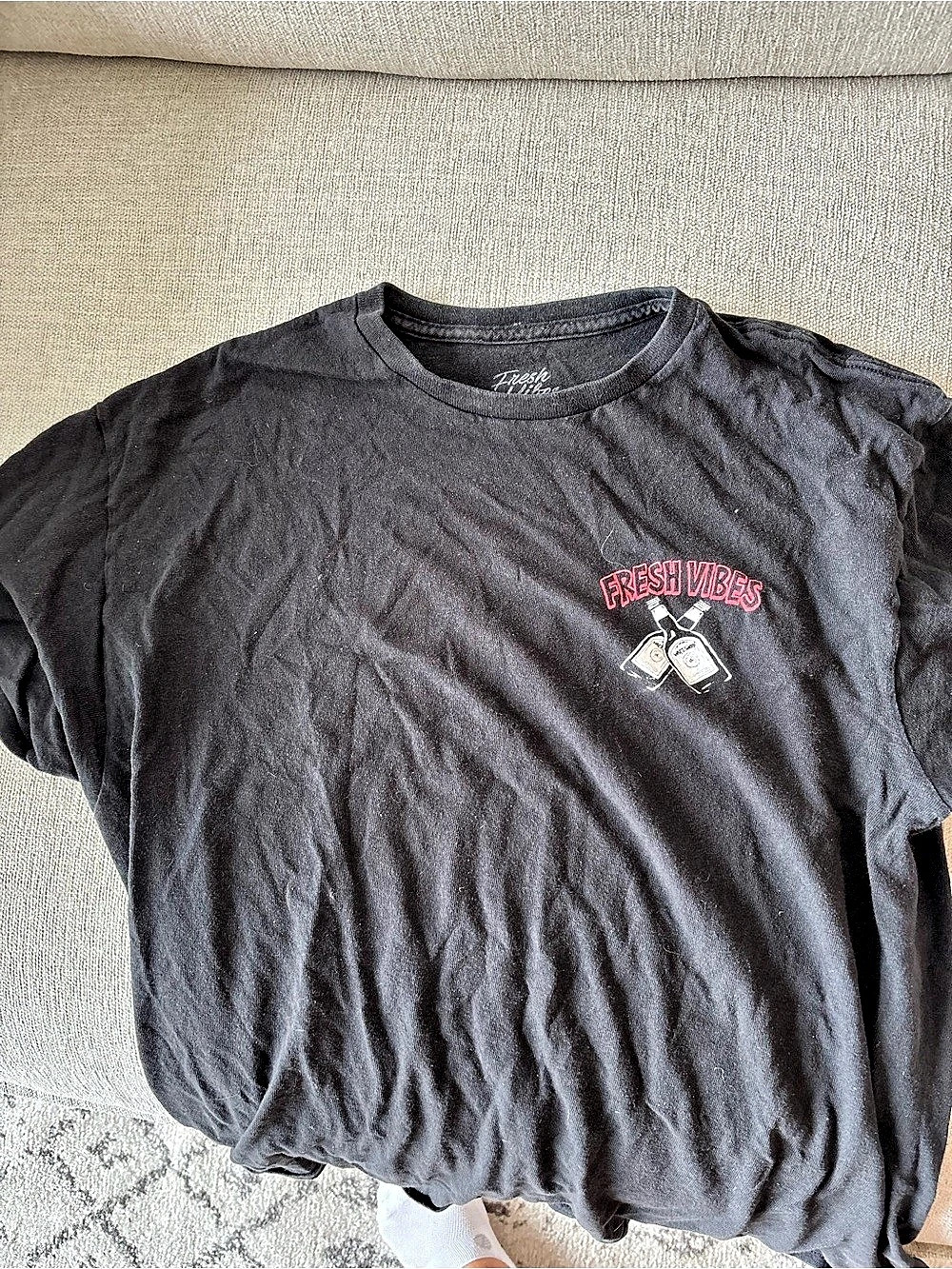 Fresh Vibes Graphic Short Sleeve Tee in Black